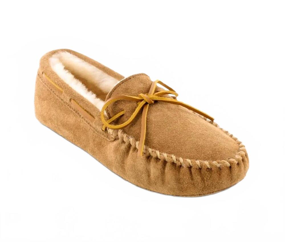 NEW MINNETONKA men's sheepskin softsole shoes in tan suede